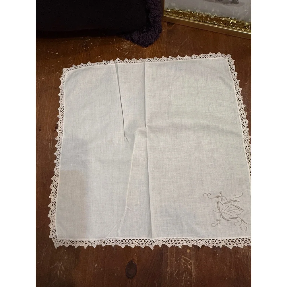 Vintage White Linen Placemats Set of 8 Embroidered Leaf Crochet Lace Trim 16x16